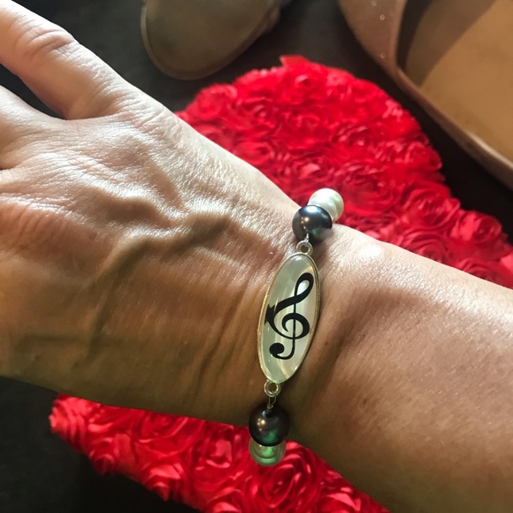 Handmade treble clef bracelet - Picture 1 of 11